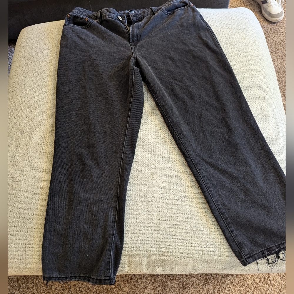 Black boyfriend style denim. Rewash brand size 11, waist 30. Loose fit.